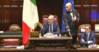 Copertina di Cospito, urla e lite tra Foti e Fratoianni in Aula: Fontana sospende la seduta. Il capogruppo di FdI va verso i banchi dell’opposizione
