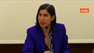 Copertina di Schlein: “Meloni? Con la scelta di farsi chiamare ‘il presidente’ ha perso un’occasione”