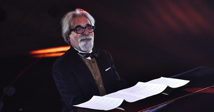 Sanremo 2023, Beppe Vessicchio svela quanto prendono gli orchestrali del Festival: “È indecente”
