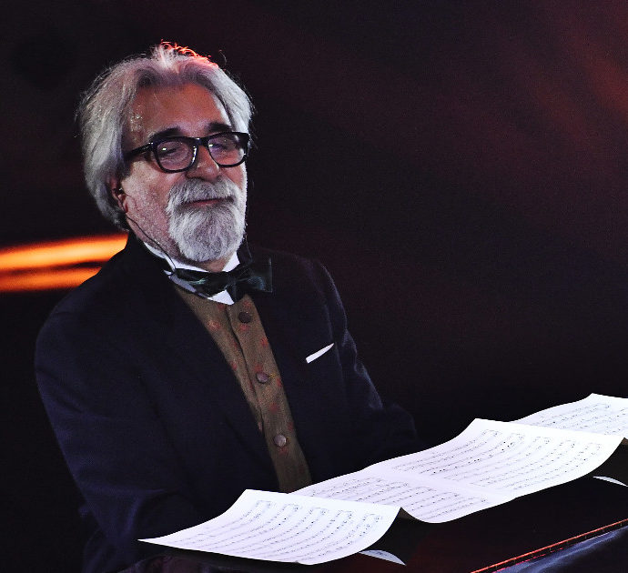 Sanremo 2023, Beppe Vessicchio svela quanto prendono gli orchestrali del Festival: “È indecente”