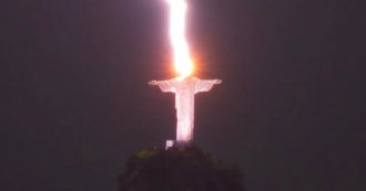 Copertina di Fulmine colpisce il Cristo Redentore di Rio, la spettacolare foto fa il giro del web