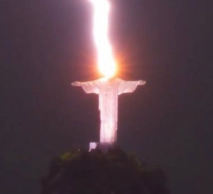 Fulmine colpisce il Cristo Redentore di Rio, la spettacolare foto fa il giro del web