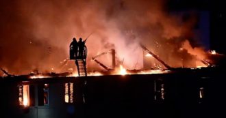 Copertina di Genova, a fuoco il tetto di un palazzo di sette piani: un ferito e 90 persone sfollate