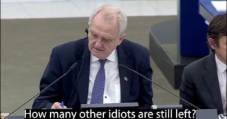 Copertina di Ue, il fuorionda del commissario ungherese Várhelyi all’Europarlamento: “Quanti idioti ci sono ancora?”. Furore (M5s): “Via le deleghe”