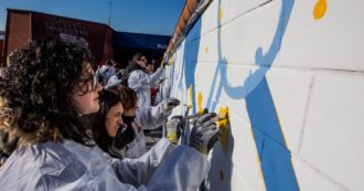 Copertina di Accendiamo il futuro, a Roma la due giorni dell’attivismo green: 100 giovani under 30 realizzano un murales mangia smog a Rebibbia