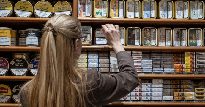 Scatta l’aumento delle accise deciso dal governo Meloni, da oggi sigarette più care di 20 centesimi a pacchetto