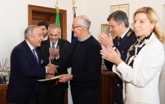Francesco Vaia entra a far parte della famiglia dei donatori di sangue della Polizia di Stato: la cerimonia con Gabrielli