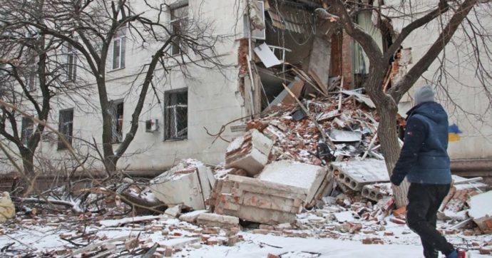 Russia – Ucraina, nella notte il più potente attacco con droni su Kiev dall’inizio della guerra. Zelensky: “Terrore consapevole”