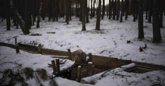 Copertina di Ucraina, 30mila proiettili di artiglieria ogni giorno: la guerra torna alle tattiche del XX secolo. E parte la corsa occidentale alle munizioni