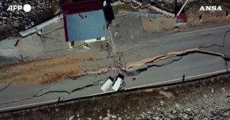 Copertina di Terremoto in Turchia, mega crepe in una strada vicino all’epicentro: le immagini aeree