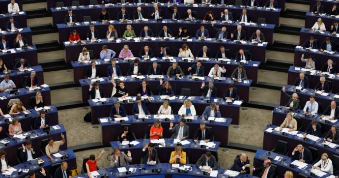 Mille euro per tre firme: il caso del gettone di presenza degli eurodeputati che parteciperanno alla Giornata dell’Europa