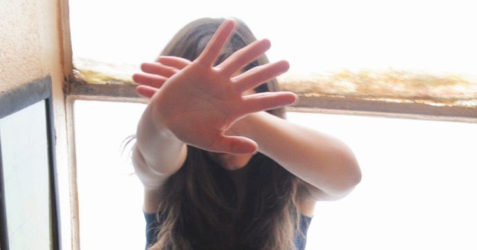 Caltanissetta, “violenza sessuale su 13enne disabile”: arrestati zio e madre della ragazza