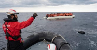 Copertina di Migranti, nave di Emergency salva 156 persone: assegnato il porto di Civitavecchia. Ong: “Ricevute minacce dai libici”
