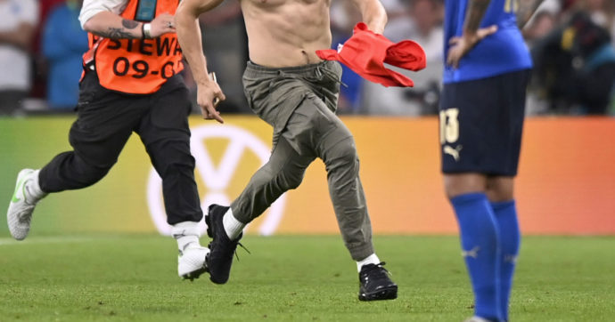 Domeniche bestiali – Il tifoso invade il campo con l’anello. Lei dice no e la squadra perde: finalmente un po’ di giustizia