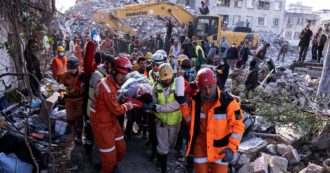 Copertina di Turchia, due uomini estratti vivi dopo 261 ore sotto le macerie del terremoto a Hatay