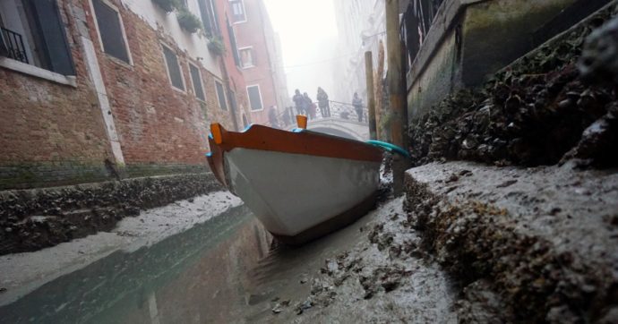 Copertina di Venezia, Po, Garda, laguna in secca: è allarme siccità