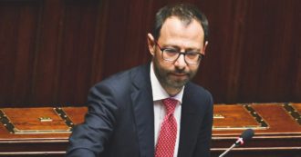 Copertina di Soldi ai partiti, la versione di Patuanelli (M5S) “Non firmerei una legge per il finanziamento pubblico, questa classe dirigente non è pronta”