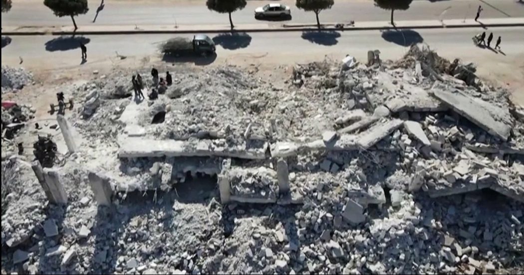 Terremoto in Siria, edifici ridotti in cumuli di macerie: le immagini aeree di Idlib dopo il sisma