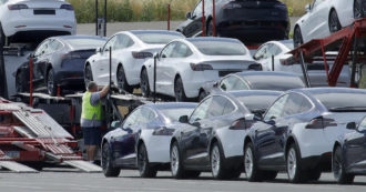 Copertina di Tesla, richiamate oltre 360mila vetture per problemi al software per la guida autonoma