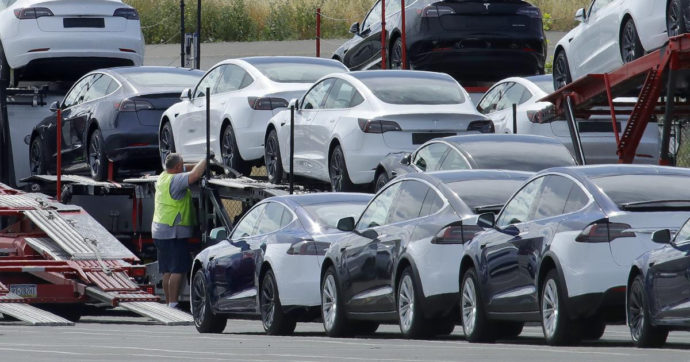 Tesla, richiamate oltre 360mila vetture per problemi al software per la guida autonoma