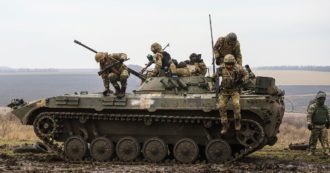 Copertina di Ucraina, diretta – Zelensky: “Russia può perdere quest’anno”. Macron: “Pronti a una guerra lunga. Non credo al cambio di regime a Mosca”