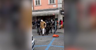 Copertina di Riproducono l’arresto di Messina Denaro per i festeggiamenti di carnevale: la scena è curata in ogni dettaglio – video