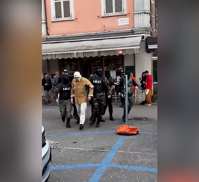 Riproducono l’arresto di Messina Denaro per i festeggiamenti di carnevale: la scena è curata in ogni dettaglio – video