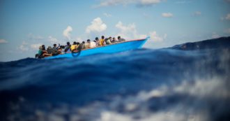 Copertina di Migranti, l’hotspot di Lampedusa è al collasso: 2800 ospiti (su 400 posti). Previsti trasferimenti, ma continuano gli arrivi