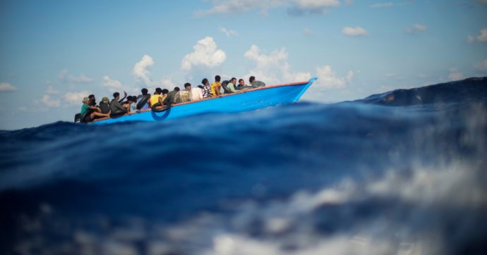 Migranti, l’hotspot di Lampedusa è al collasso: 2800 ospiti (su 400 posti). Previsti trasferimenti, ma continuano gli arrivi