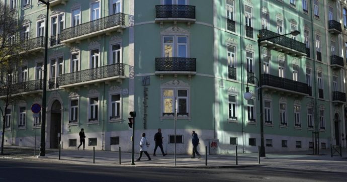 Affitti troppo cari in Portogallo: ora lo Stato compra le case abbandonate. Addio a golden visa e licenze (anche per Airbnb)