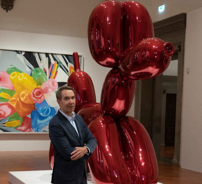 Tocca la scultura di Jeff Koons e la fa cadere: in frantumi il “balloon dog” da 40mila euro