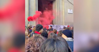 Copertina di Aggressione a Firenze, presidio degli studenti davanti al liceo: “La città è antifascista”. Cori e fumogeni – Video