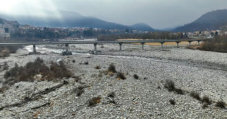 Copertina di Siccità, l’agonia del Sesia in Piemonte: il fiume è senz’acqua, frazioni di montagna rifornite con autobotti – Video