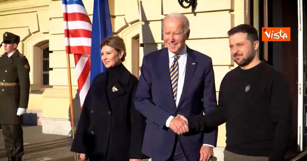 Biden visita a sorpresa Kiev, la stretta di mano con Zelensky poi il punto stampa congiunto: “Gli Usa stanno con voi, il mondo sta con voi”