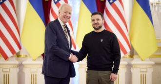 Copertina di Ucraina, la diretta – Biden a Kiev annuncia mezzo miliardo di aiuti militari. Zelensky: “Discusso di armi a lungo raggio”