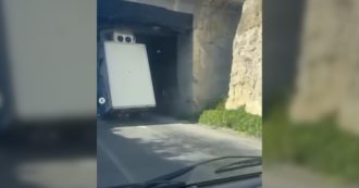 Copertina di Ragusa, incidente da film: così il furgone resta incastrato in verticale sotto a un ponte – Video