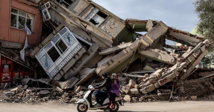 Turchia e Siria, altre scosse: crolla aeroporto di Hatay