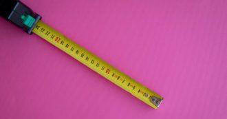 Copertina di La lunghezza del pene è cresciuta di 3 cm in 30 anni, ma gli esperti avvertono: “Pessimo segnale”