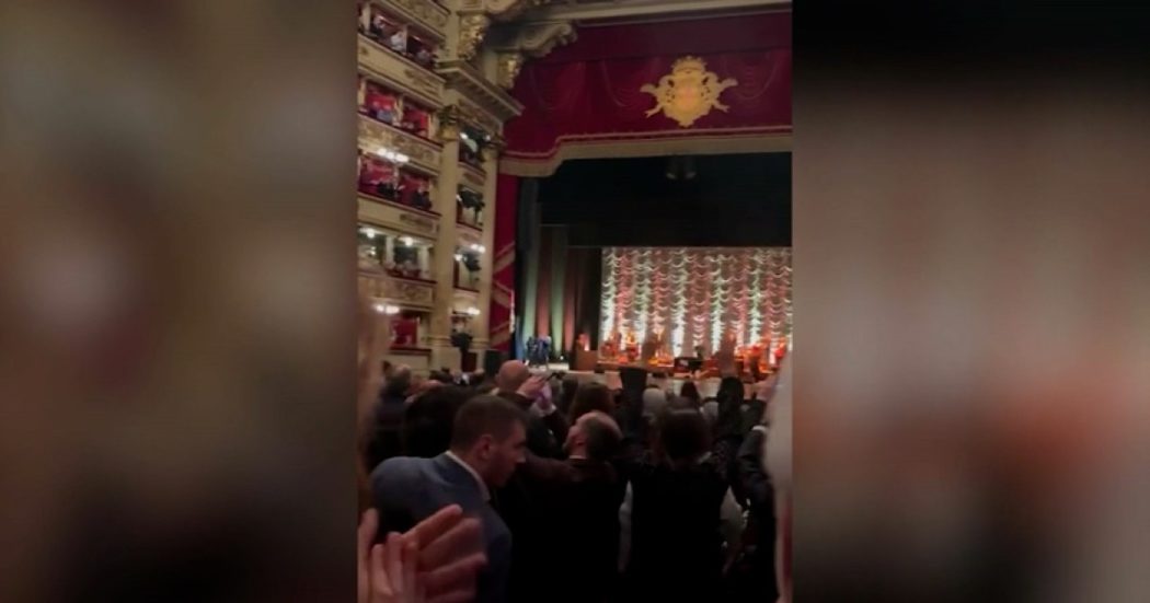 Paolo Conte porta la musica “leggera” alla Scala di Milano: standing ovation per il cantautore