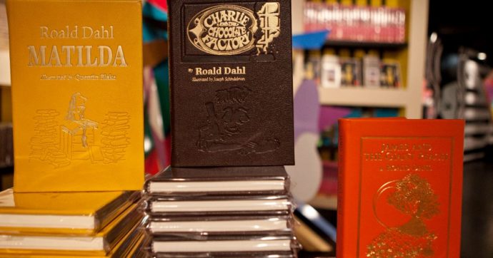 Roald Dahl censurato dalla sua casa editrice: via le parole “grasso” e “nano” dai suoi libri. Così il treno della cancel culture ci travolgerà