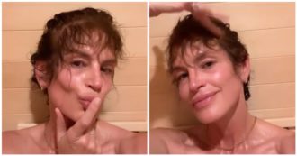 Copertina di Cindy Crawford e il video in sauna senza filtri: “Sono consapevole di non avere lo stesso aspetto di quando avevo 25 anni…”