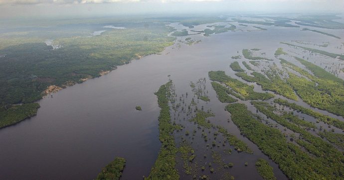 Incendi in Amazzonia, mai così pochi da 40 anni. Così Lula è riuscito a ridurre la deforestazione e fermare l’impennata voluta da Bolsonaro