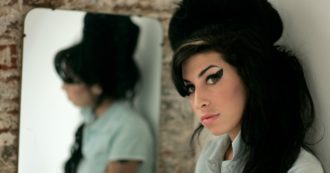 Copertina di Amy Winehouse, il padre all’attacco contro il casting del film sulla figlia: “Avrei preferito George Clooney”