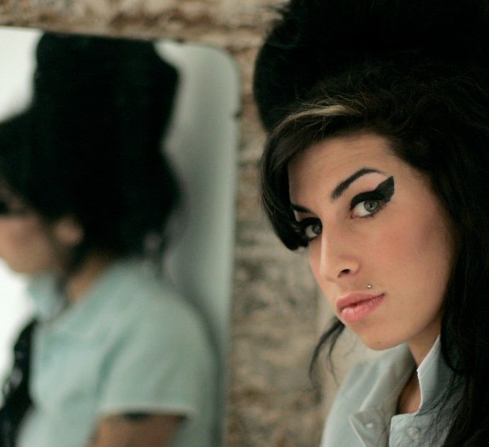 Amy Winehouse, il padre all’attacco contro il casting del film sulla figlia: “Avrei preferito George Clooney”