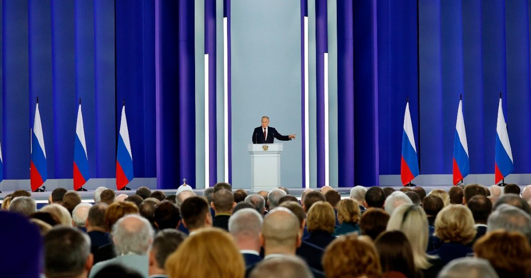 Il discorso di Vladimir Putin alla Duma è da guerra totale. “In gioco l’esistenza della Russia”: così apre all’atomica e sfida l’Occidente