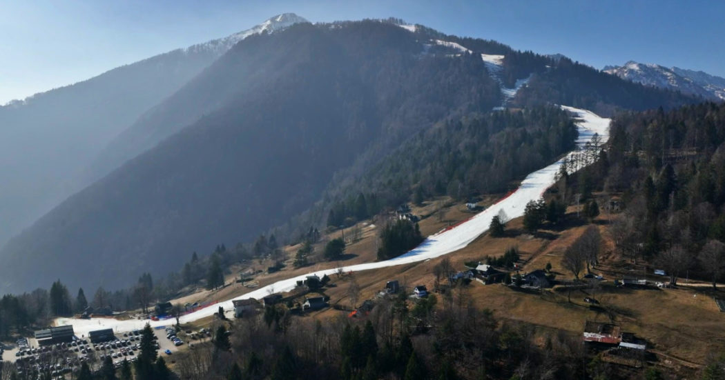 Zero neve, siccità e temperature record, ma la politica investe ancora sugli impianti di sci a bassa quota: dalle Alpi agli Appennini, i casi di “accanimento terapeutico” senza un futuro