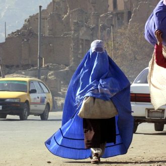 Copertina di O la scuola o la vita: essere donna oggi a Kabul