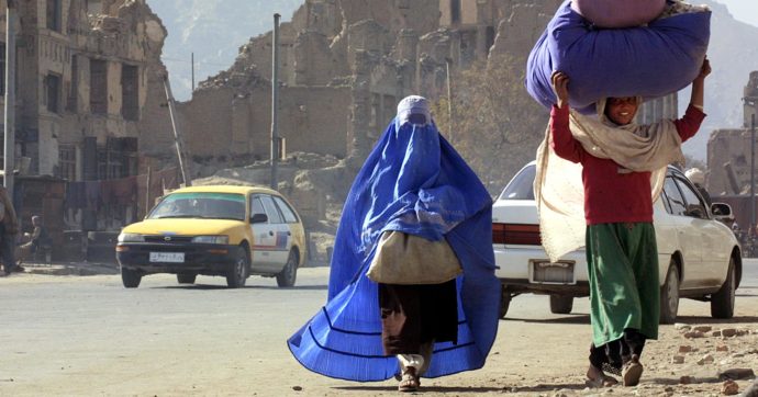 Copertina di O la scuola o la vita: essere donna oggi a Kabul