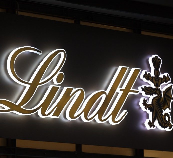 Cioccolatini Lindt ritirati dal mercato, l’allerta del Ministero della Salute: “Chi è allergico al pistacchio non li mangi”. Ecco i lotti interessati