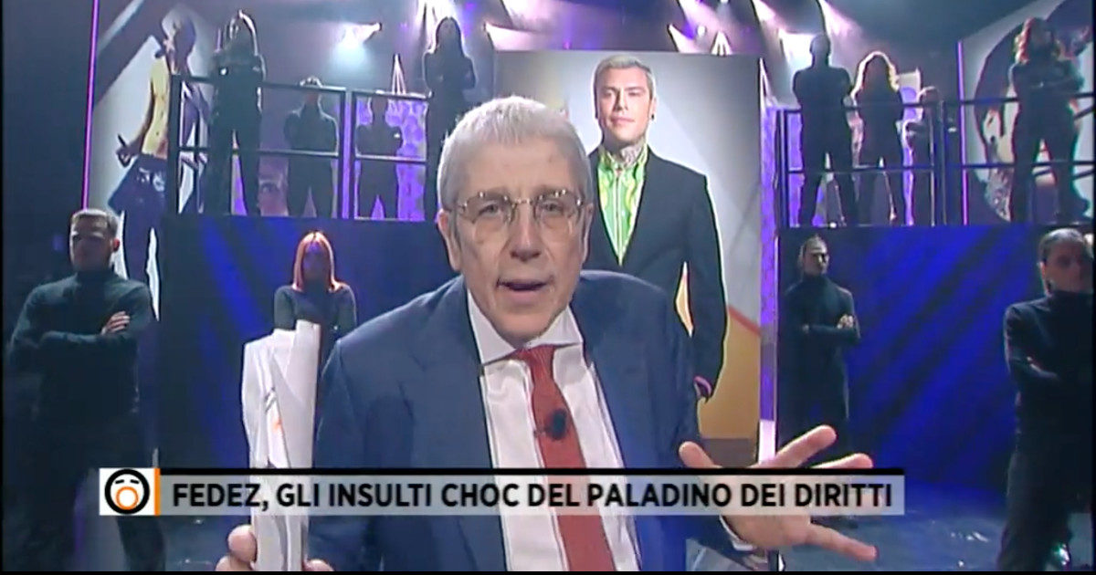 Mario Giordano replica a Fedez: “Il paladino dei diritti civili si attacca ai difetti fisici degli altri. I miei testicoli sono regolari”